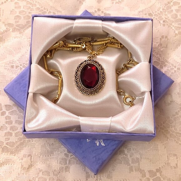 Vintage Red Crystal Oval Pendant Gold Plated Necklace VTG Timeless Jewelry - Picture 9 of 9